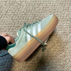 Adidas gazelle platform shoe size 7 1/2 women green NWOT